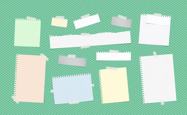 Nota reglada colorida rasgada, cuaderno, hojas de papel del copybook, tiras pegadas con cinta adhesiva blanca en patrón cuadrado verde — Vector de stock
