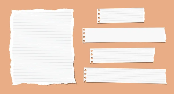 Trozos de nota blanca rasgada de diferentes tamaños, cuaderno, hojas de papel de copybook, tiras pegadas sobre fondo naranja cuadrado — Vector de stock