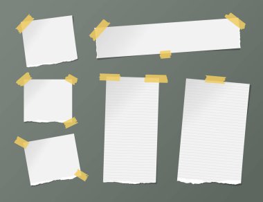 Farklı boyut beyaz hüküm Not, not defteri, boşaltmak sayfaları, koyu arka plan üzerinde sarı yapışkan bant ile sıkışmış şeritler