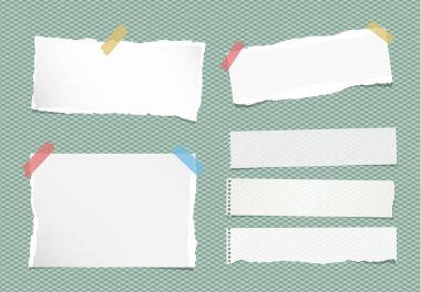 Kopyalanmış beyaz Not, not defteri, boşaltmak kağıt sayfalarının adet kare yeşil arka plan üzerinde renkli yapışkan bant ile sıkışmış