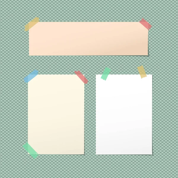Weißer, brauner Blanko-Zettel, Notizbuch, Werbeblätter mit buntem Klebeband auf kariertem grünem Hintergrund geklebt — Stockvektor