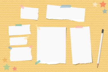 Not sökük, defter, boşaltmak Kağıt yapışkan bant ile beyaz kalem, sıkışmış turuncu dalgalı arka plan üzerinde yıldız.
