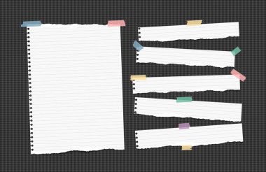 Yırtık çizgili Not, not defteri, siyah kare zemin üzerine yapışkan bant ile sıkışmış boşaltmak kağıt şeritler.