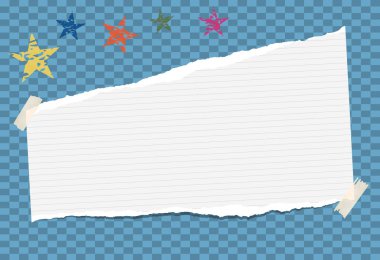 Beyaz Not, not defteri, boşaltmak kağıt şerit mavi kare arka plan üzerinde sıkışmış.