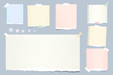 Renkli, pastel Not sökük, defter, boşaltmak yapışkan bant ve yıldız ile mavi arka plan üzerinde sıkışmış şeritler.