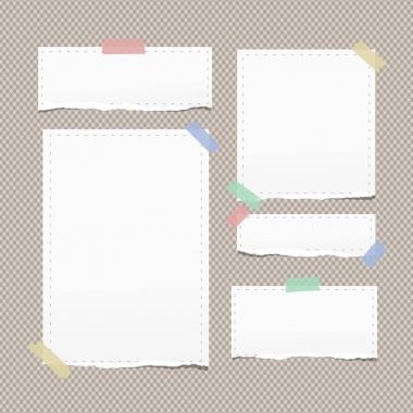 Beyaz dikkat, defterini, defter kağıt üzerinde kahverengi zemin sıkışmış Kesikli çizgi ile sökük.