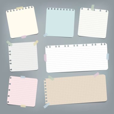 Gri arka plan üzerinde yapışkan bant ile renkli şeritli, çizgili Not, boşaltmak, defter kağıt sıkışmış.