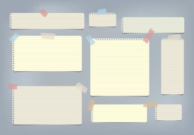 Mavi arka plan üzerinde yapışkan bant ile sarı çizgili, çizgili Not, boşaltmak, defter kağıt sıkışmış.