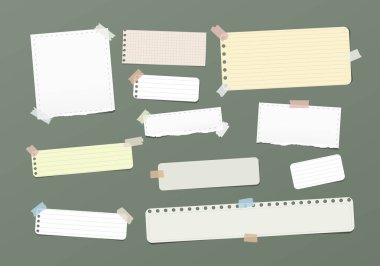 Kopyalanan boş, çizgili Not, not defteri, yeşil arka plan üzerinde renkli yapışkan bant ile sıkışmış boşaltmak kağıt şeritler.