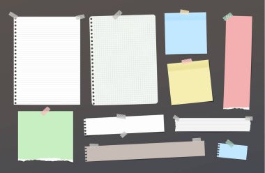 Sökük Boş çizgili Not, not defteri, boşaltmak kağıt şeritler, yaprak koyu arka plan üzerinde renkli yapışkan bant ile şaşırıp kalmış.