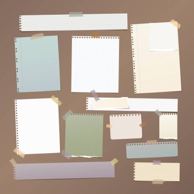 Çizgili, kare Not, not defteri, boşaltmak kağıt şeritler, kahverengi zemin üzerine yapışkan bant ile sıkışmış sayfaları.