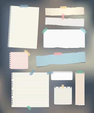 Çizgili yırtık, Not, not defteri, boşaltmak kağıt şeritler, renkli arka plan üzerinde yapışkan bant ile sıkışmış sayfaları.