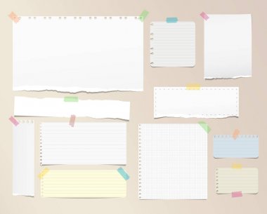 Yırtık çizgili, kare Not, not defteri, boşaltmak kağıt şeritler, yaprak kahverengi zemin üzerine yapışkan bant ile şaşırıp kalmış.