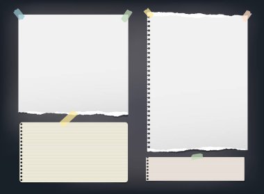 Sökük Not, not defteri, boşaltmak kağıt şerit, yaprak siyah arka plan üzerinde renkli yapışkan bant ile şaşırıp kalmış.