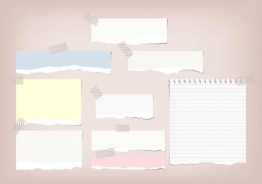 Yırtık çizgili Not, not defteri, pembe bir arka plan üzerinde yapışkan bant ile sıkışmış boşaltmak kağıt şeritler.