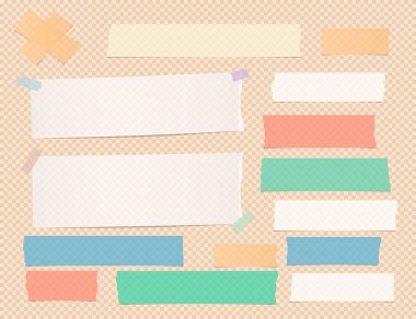 Beyaz ve renkli Not sökük, defter yapışkanlı kağıt şeritler turuncu kare zemin üzerine.