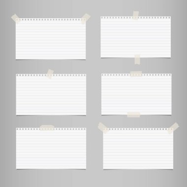 Beyaz çizgili Not, defter kağıt, haber ya da metin gri arka plan üzerinde yapışkan bant ile sıkışmış.