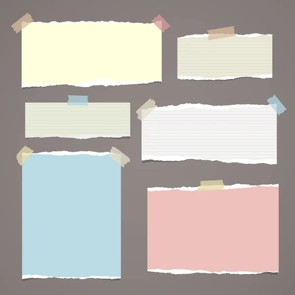Färgglada rippade pappersremsor, notebook ark för anteckning eller meddelande fast med tejp på mörkbrun bakgrund. — Stock vektor