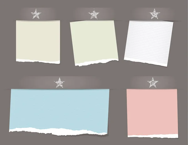 Färgglada slet, anteckningsbok, anteckningsblock pappersark, not för text eller budskap med stjärnor på brun bakgrund. — Stock vektor