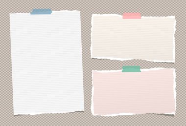 Kağıt şeritler, defter sayfaları Not veya kare kahverengi zemin üzerine yapışkan bant ile sıkışmış iletisi için sökük