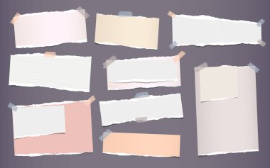 Beyaz ve renkli sökük şeritler, defter, not kağıdı metin veya ileti için gri arka plan üzerinde yapışkan bant ile sıkışmış.