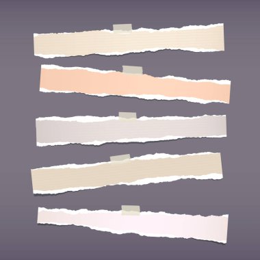 Kahverengi yatay şeritler, defter, not kağıdı metin veya ileti için koyu gri arka plan üzerinde yapışkan bant ile sıkışmış sökük.