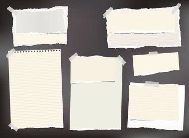 Bej yırtık kağıt, defter sayfaları, not kağıdı metin veya ileti için siyah arka plan üzerine yapışkan bant ile sıkışmış.