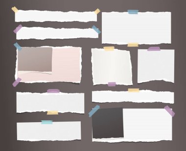 Beyaz, siyah defter kağıt sayfalarının, Not metin veya kahverengi zemin üzerine yapışkan bant ile sıkışmış mesaj için sökük.