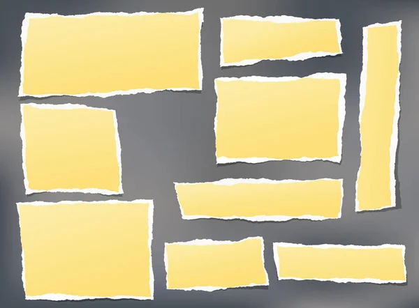 Fogli di carta per notebook strappati gialli, nota per testo o messaggio bloccato su sfondo nero . — Vettoriale Stock