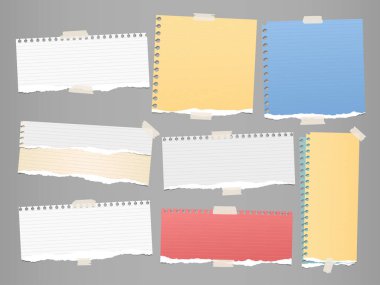 Renkli ve beyaz sökük şeritler, defter, not kağıdı metin veya ileti için gri arka plan üzerinde yapışkan bant ile sıkışmış.
