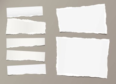 Beyaz şeritler, defter, not kağıdı metin veya ileti için gri arka plan üzerinde sıkışmış sökük.