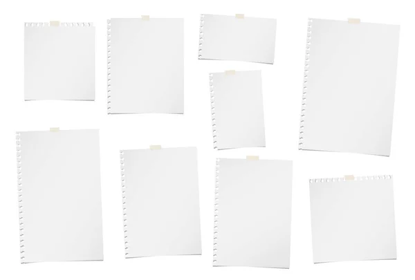 Folhas de papel em branco, notas, cadernos, cadernos para texto ou mensagem coladas com fita adesiva no fundo branco . — Vetor de Stock