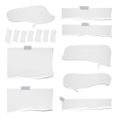 Çizgili ve boş Not yırtık, defter, kağıt şeritler, yaprak konuşma balonları metin veya ileti için beyaz arka plan üzerinde yapışkan bant ile sıkışmış.