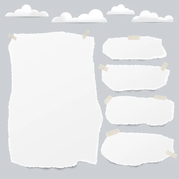 Trozos de nota blanca rasgada en blanco, tiras de papel de cuaderno con nubes sobre fondo gris — Vector de stock