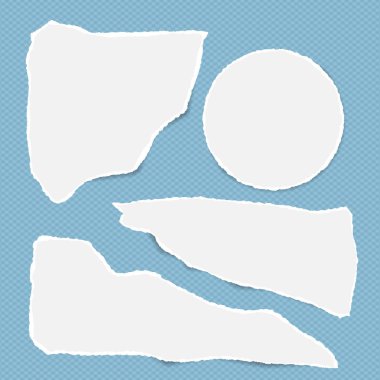 Mavi kare arka plan üzerinde yırtık beyaz dikkat, defter kağıt parçalarını sıkışmış