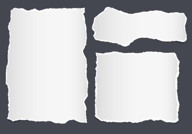 Adet yırtık beyaz dikkat, defter kağıt sayfalarının siyah arka plan üzerine yapışmış