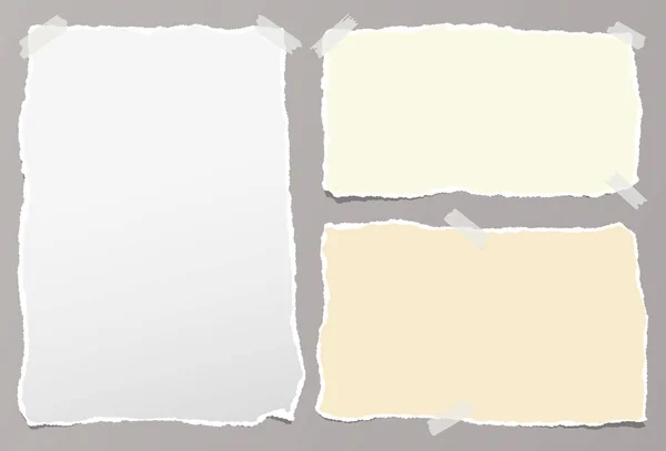 Trozos de blanco desgarrado, nota amarilla, hojas de papel de cuaderno pegadas sobre fondo gris — Vector de stock
