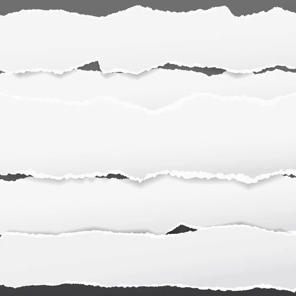 Trozos de nota blanca desgarrada, tiras de papel de cuaderno para texto pegado sobre fondo negro . — Archivo Imágenes Vectoriales