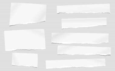 Yırtık beyaz boş Not, metin için defter kağıt parçalarını çizgili gri arka plan üzerinde sıkışmış.