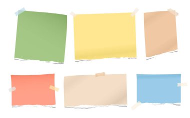 Beyaz arka plan üzerinde yapışkan bant ile yırtık renkli boş Not, metin için defter kağıt parçalarını sıkışmış.