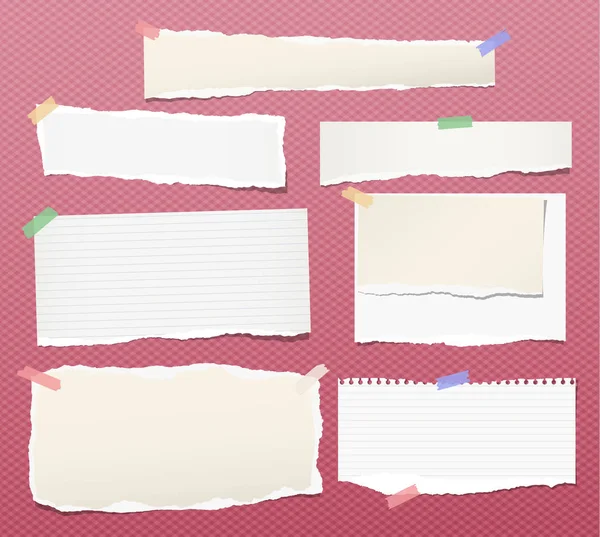 Trozos de blanco desgarrado y nota en blanco, tiras de papel de cuaderno para texto pegado con cinta adhesiva de colores sobre fondo rojo cuadrado . — Vector de stock