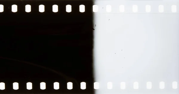 Preto grunge poeirento arranhado filmstrip pode ser usado como fundo — Fotografia de Stock