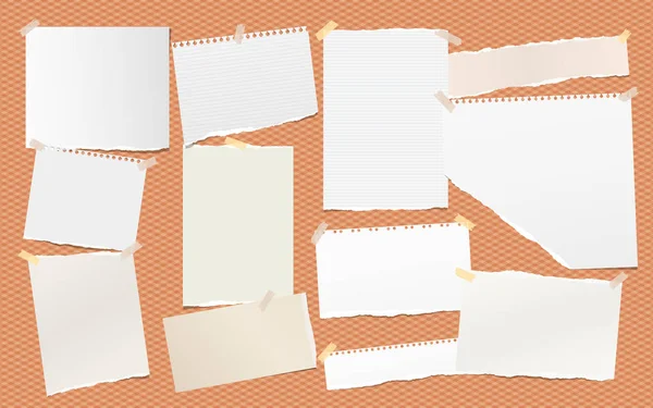 Zerrissene Notizen, Notizheftpapierstücke für den Text auf orangefarbenem quadratischen Hintergrund. Vektorillustration. — Stockvektor