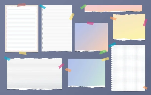 Roztrhané bílé a barevné poznámky, notebook papírky pro text s lepící páskou na tmavě modrém pozadí. Vektorové ilustrace. — Stockový vektor