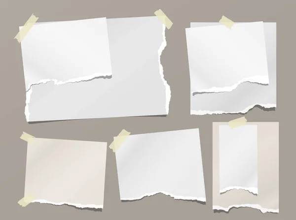 引き裂かれた白いノート、ノートブックペーパーストリップ、濃い茶色の背景に粘着テープで立ち往生作品のセット。ベクターイラスト — ストックベクタ