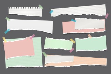 Yırtık beyaz ve renkli notlar, not defteri şeritleri ve koyu gri arka planda yapışkan bantlarla yapıştırılmış parçalar. Vektör illüstrasyonu