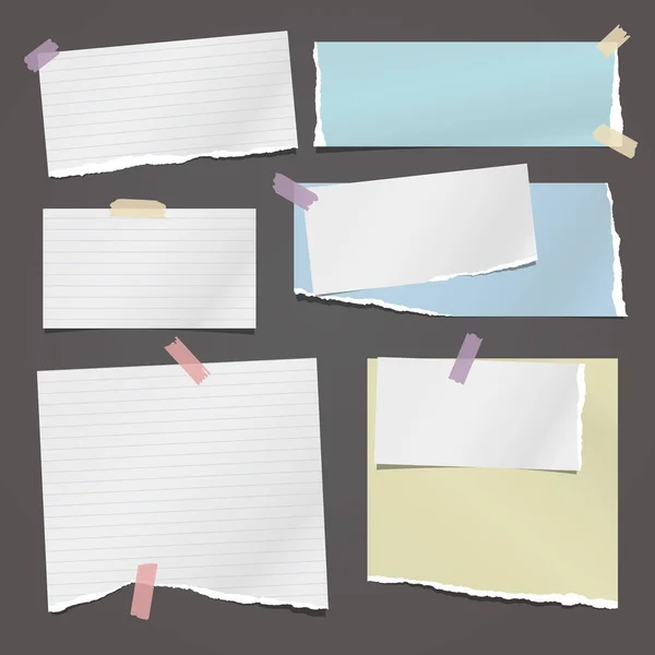 Conjunto de notas blancas, azules y amarillas rotas, piezas de papel de cuaderno pegadas con cinta adhesiva sobre fondo oscuro. Ilustración vectorial — Vector de stock