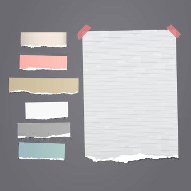 Yırtık beyaz ve renkli notlar seti, siyah arkaplana yapıştırılmış defter kağıtları. Vektör illüstrasyonu