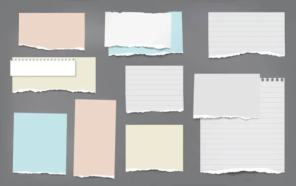 Conjunto de notas rayadas blancas y coloridas desgarradas, tiras de papel para cuadernos y piezas pegadas sobre fondo gris oscuro. Ilustración vectorial — Vector de stock