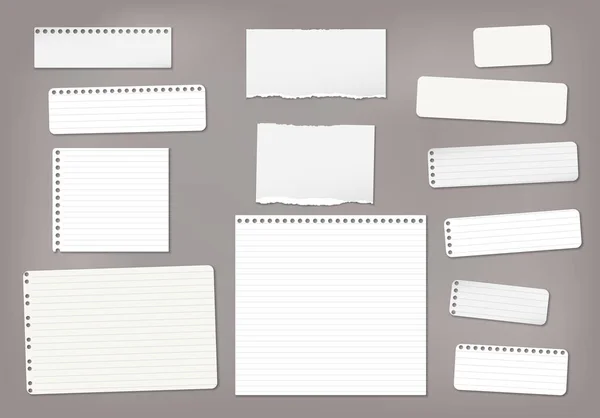 Conjunto de notas blancas rasgadas, tiras de papel para cuadernos y piezas pegadas sobre fondo marrón oscuro. Ilustración vectorial — Vector de stock
